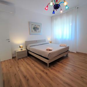 1 dormitorio con cama y lámpara de araña en Ca Alvisopoli en Venice-Lido