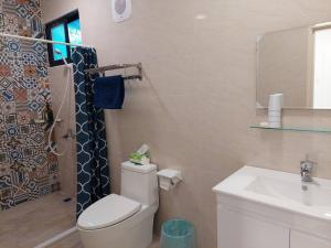 y baño con aseo y lavamanos. en Meinong Yun Shanju Homestay, en Meinong