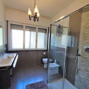 ein Bad mit einer Dusche, einem WC und einem Waschbecken in der Unterkunft Ca Alvisopoli in Lido di Venezia