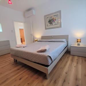 1 dormitorio con 1 cama con 2 toallas en Ca Alvisopoli en Venice-Lido