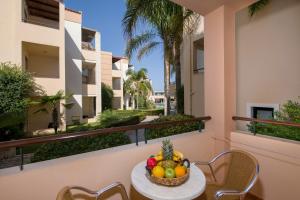 Un balcon sau o terasă la Creta Palm Resort Hotel & Apartments