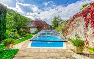 - une piscine dans une maison en verre dans un jardin dans l'établissement Stunning Home In Rodez With Wifi, à Rodez