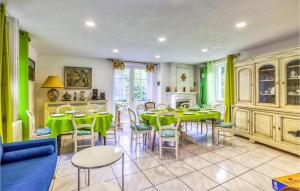 jadalnia z zielonymi stołami i krzesłami w obiekcie Stunning Home In Rodez With Wifi w mieście Rodez