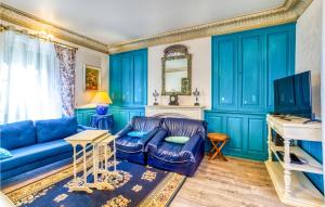 - un salon bleu avec un canapé bleu dans l'établissement Stunning Home In Rodez With Wifi, à Rodez