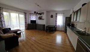 Køkken eller tekøkken på Luxury apartment with Swimming pool , Lovely Garden , BBQ place