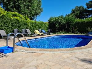 Swimmingpoolen hos eller tæt på Luxury apartment with Swimming pool , Lovely Garden , BBQ place