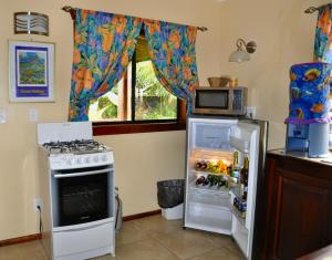 Cucina o angolo cottura di West Bay Lodge and Spa