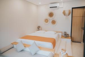 ein Schlafzimmer mit einem großen Bett in einem Zimmer in der Unterkunft Berutz Villa Canggu in Dalung