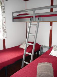 מיטה או מיטות קומותיים בחדר ב-Les Chalets des Mousquetaires
