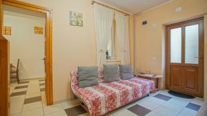 1 dormitorio con cama, ventana y puerta en Apartament Simon Brasov, en Brasov