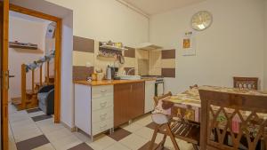 una cocina con una mesa y una encimera en Apartament Simon Brasov, en Brasov 29 fotos más