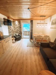 Kuchyň nebo kuchyňský kout v ubytování Alpenappartements Schwalbennestl