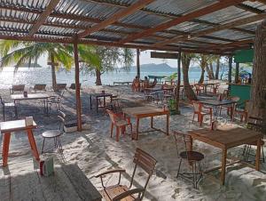 een groep tafels en stoelen op het strand bij White Pearl Beach in Kaôh Rŭng (3)