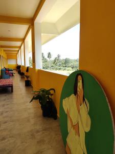 uma pintura de uma mulher numa parede num corredor em WoodPacker Hostel Auroville Pondicherry em Auroville