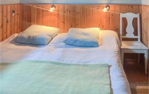 uma grande cama branca com duas almofadas em Awesome Home In Lttorp With Kitchen em Löttorp