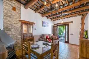 sala de estar con mesa y sofá en Casa Antonia Capileira La Alpujarra en Capileira