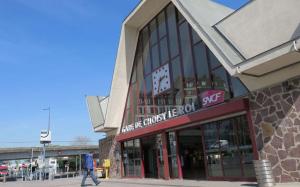 a man walking in front of a building at Magnifique appartement à 5 min de Paris et 10 min de l'aéroport d'Orly in Choisy-le-Roi