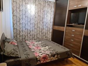 En eller flere senge i et værelse på Luxury apartment with Swimming pool , Lovely Garden , BBQ place + 22 billeder