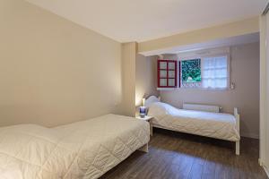 מיטה או מיטות בחדר ב-Appartement entièrement rénové proche des commerces