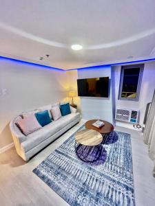 uma sala de estar com um sofá e uma mesa em 2BR Bali IG Worthy Unit at Azure North San Fernando Pampanga em San Fernando