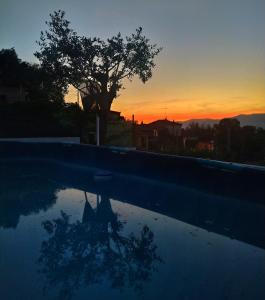 eine Reflexion einer Person in einem Pool bei Sonnenuntergang in der Unterkunft Hauzify I Ca la Nena Morena in Villalba Saserra