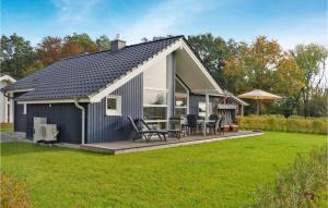 Cottage blu con terrazza e prato di 3 Bedroom Stunning Home In Krems Ii-warderbrck a Göls