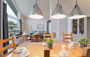 una sala da pranzo e un soggiorno con tavolo e sedie. di 3 Bedroom Stunning Home In Krems Ii-warderbrck a Göls