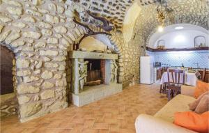 イスキアにあるStunning Home In Barano Dischia na With 1 Bedrooms And Wifiの石壁のリビングルーム(暖炉付)