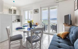 eine Küche und ein Wohnzimmer mit einem Tisch und Stühlen in der Unterkunft Nice Apartment In Pula With Kitchen in Medulin
