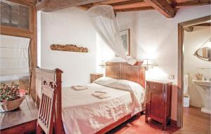 sypialnia z drewnianym łóżkiem i lustrem w obiekcie Calistemo w mieście Turignano