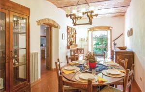 TurignanoにあるCalistemoのキッチン、ダイニングルーム(テーブル、椅子付)