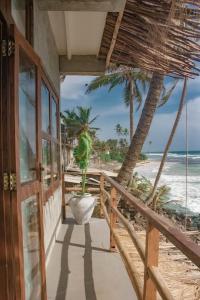 einen Balkon mit Blick auf den Strand in der Unterkunft Marshmellow Beach Rooms - Sri Lanka in Ahangama