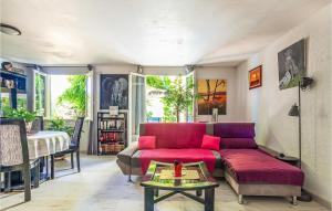 ラ・クロにあるAwesome Home In La Crau With 3 Bedrooms And Wifiのリビングルーム(赤いソファ、テーブル付)
