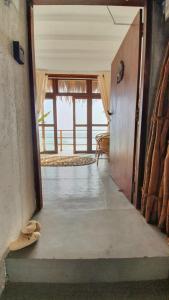 eine offene Tür zu einem Zimmer mit Meerblick in der Unterkunft Marshmellow Beach Rooms - Sri Lanka in Ahangama