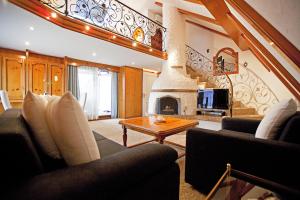 ein Wohnzimmer mit Kamin und Tisch in der Unterkunft Hotel Krone OHG in Gerlingen
