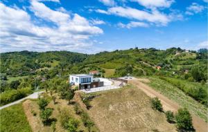 una vista aérea de una casa en una colina en Pet Friendly Home In Sveta Nedjelja With Private Swimming Pool, Can Be Inside Or Outside, en Sveta Nedjelja