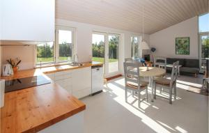 Ruang duduk di Stunning Home In Samsø With Wifi