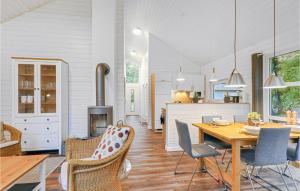cocina y comedor con mesa y sillas en 2 Bedroom Cozy Home In Krems Ii-warderbrck, en Göls