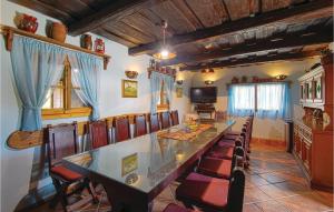 uma sala de jantar com uma mesa longa e cadeiras em Cozy Home In Klanjec With House A Panoramic View em Klanjec