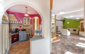 Kuchyň nebo kuchyňský kout v ubytování Stunning Home In Ankaran With Wifi