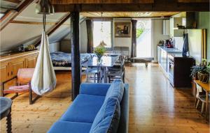 uma sala de estar com um sofá azul e uma mesa em Oostrumerbocht em Oostrum