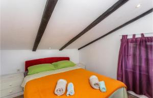 2 Bedroom Amazing Apartment In Njivice tesisinde bir odada yatak veya yataklar