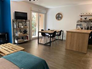 Una sala de estar con una mesa y un comedor. en Le Parc, en Bergerac 32 fotos más