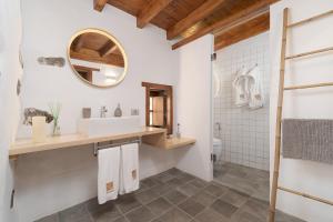 a bathroom with a sink and a mirror at Redondo de Guayedra in Guayedra