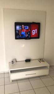 a tv on a wall with a tv on the wall at Apto em condomínio , portaria 24h, com área de lazer, ideal para famílias in Imperatriz