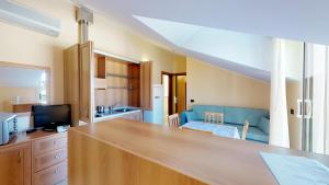 uma cozinha com um balcão e uma sala de estar em Miriam Hotel & Residence em Pietra Ligure