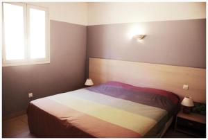 a bedroom with a bed and a window at Résidence Ogliastrello in Olmeto