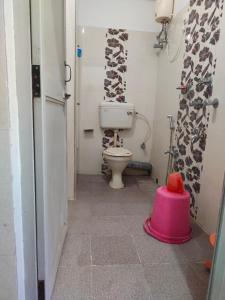 un piccolo bagno con servizi igienici in camera di Hotel Highness Sea Rock a Neil Island