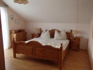 A bed or beds in a room at Hinterramsebn