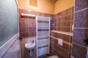 La petite salle de bains est pourvue d'un lavabo et de toilettes. dans l'établissement Riad Lalla, à Tinghir